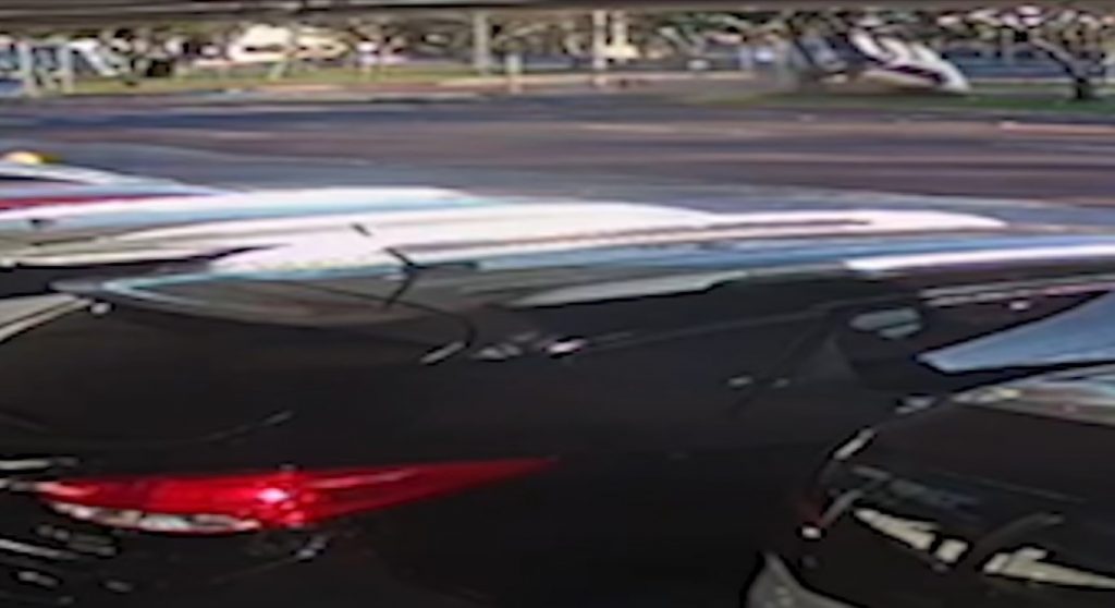 Novas imagens mostram carro capotando no canteiro central da Avenida Brasil; veja
