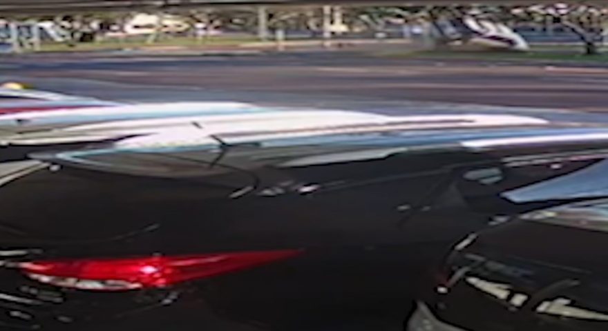 Novas imagens mostram carro capotando no canteiro central da Avenida Brasil; veja