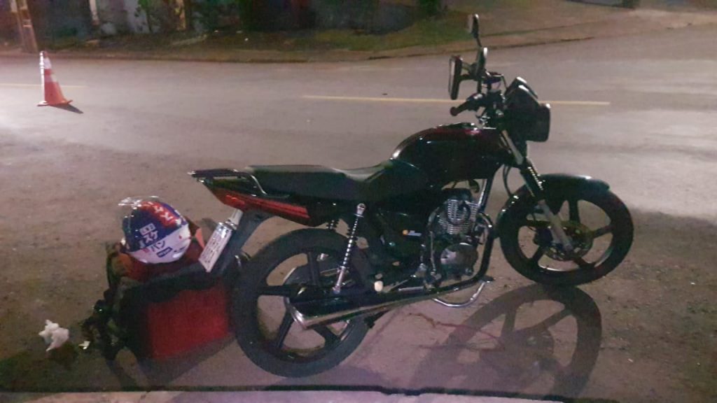 Colisão deixa motoboy ferido na Rua Ipanema
