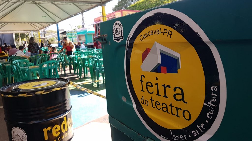 Com manhã ensolarada, cascavelenses aproveitam para passear na Feira do Teatro