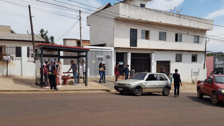 Uno fica com a roda torta após colisão de trânsito no Bairro Morumbi