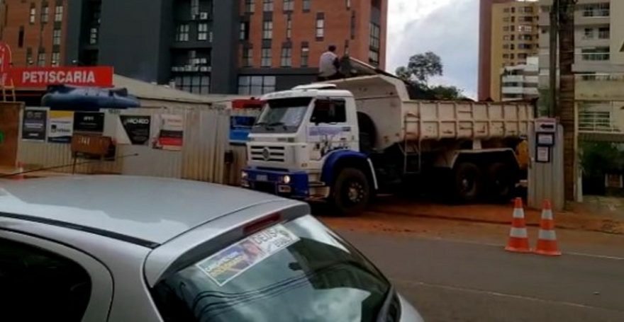 Construtora está trabalhando no domingo e atrapalhando o sossego dos internautas no Centro