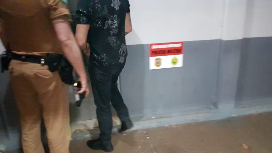 Após denúncia, homem que entrou armado em estabelecimento é encaminhado à delegacia