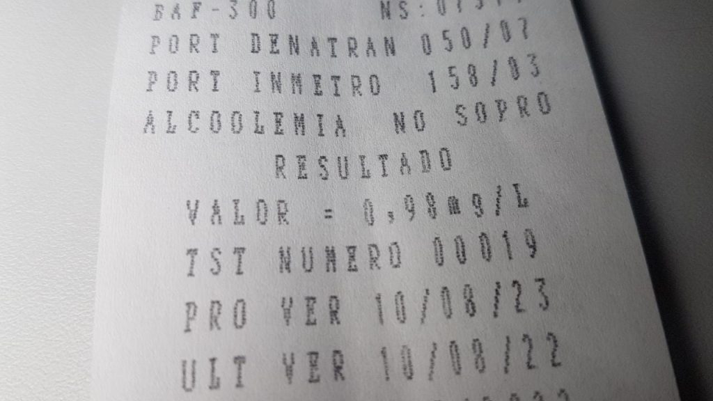 Condutor é detido por embriaguez após bater em veículos estacionados no Brasmadeira
