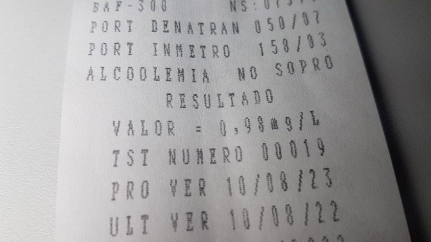 Condutor é detido por embriaguez após bater em veículos estacionados no Brasmadeira