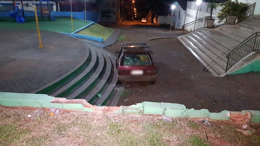 Condutor não para no fim da rua, rampa mureta e fica ferido ao cair com carro de altura de 2 metros, no Floresta