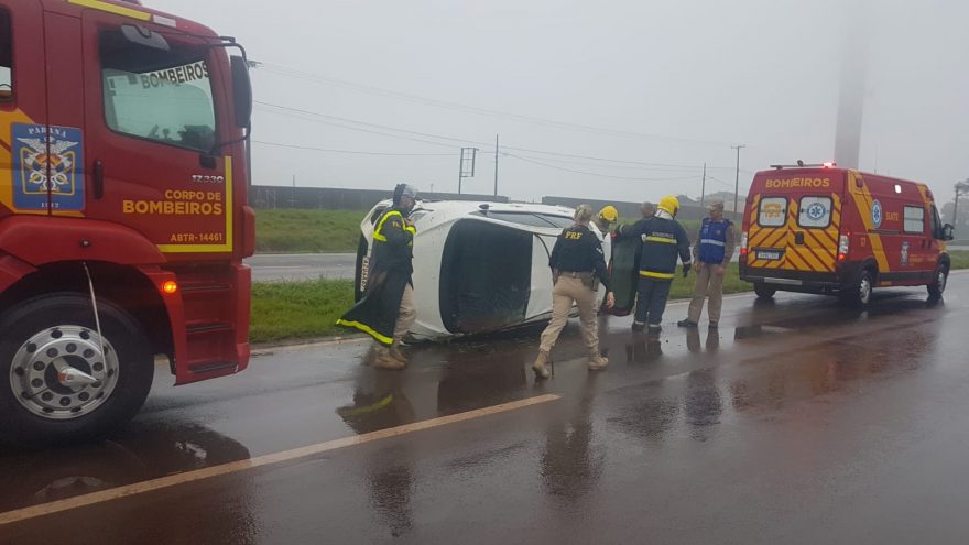 Um veículo capotou e o outro foi parar na canaleta após colisão na BR-467