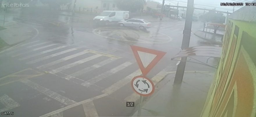 Câmera de segurança registra acidente em rotatória no Bairro Brasília