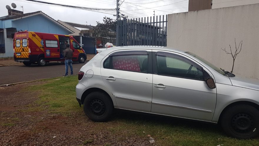 Mulher é atropelada pelo próprio veículo após falha no acionamento do freio de mão