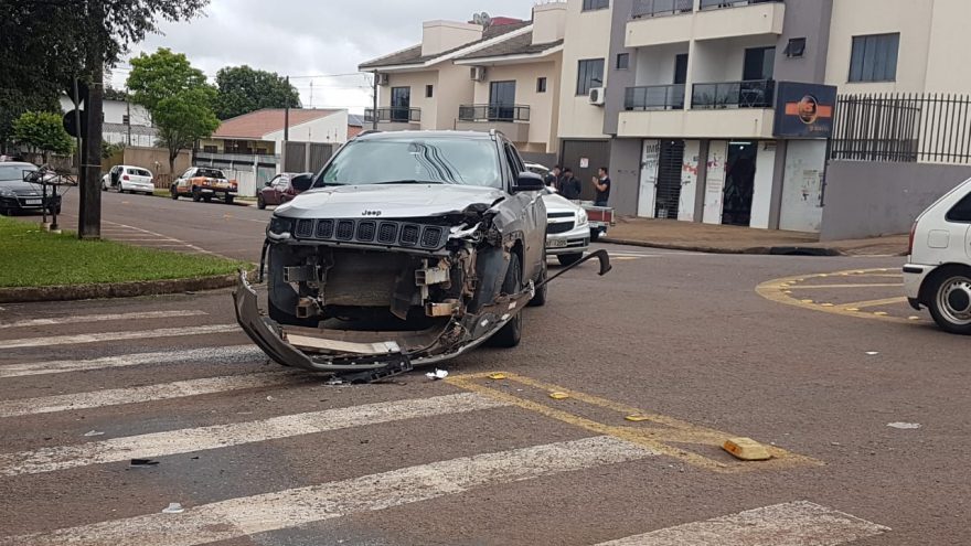 Jeep e Fiat Up se envolvem em acidente de trânsito no Bairro São Cristóvão