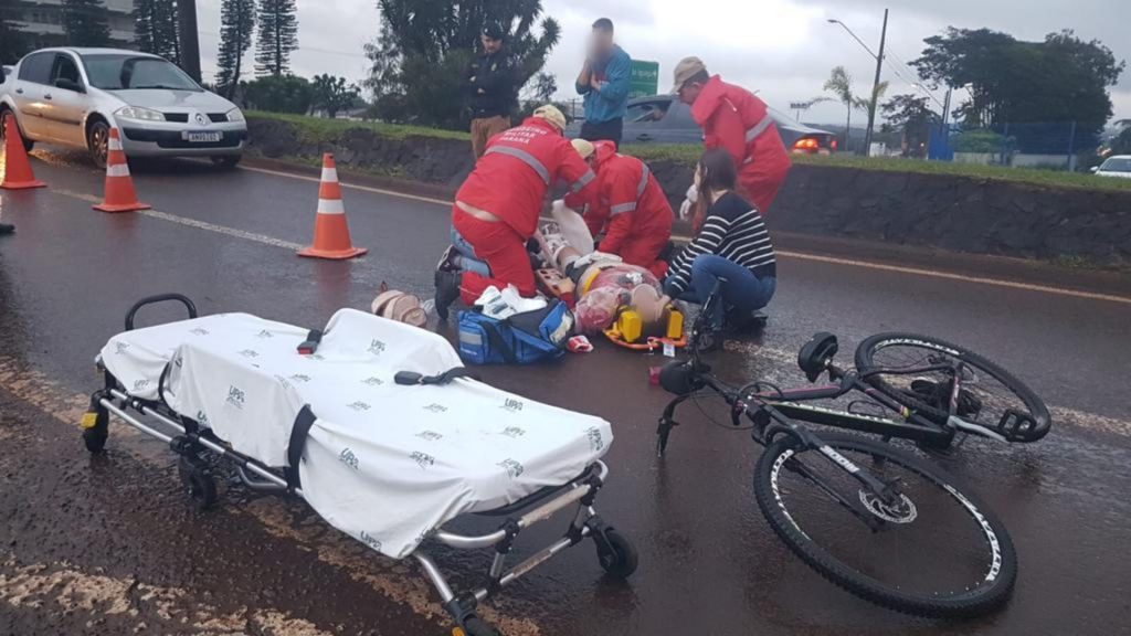 Colisão entre caminhão e bicicleta deixa mulher ferida