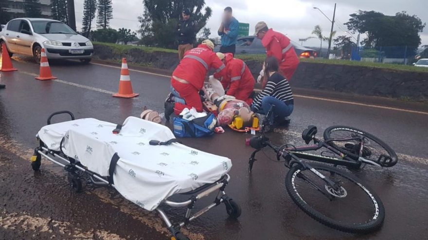 Colisão entre caminhão e bicicleta deixa mulher ferida