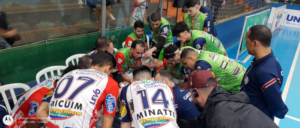 Com gol no último minuto, Cascavel Futsal vira placar e vence clássico contra o Umuarama