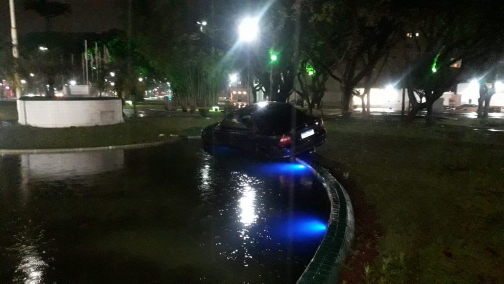 Parece replay! Carro invade chafariz da praça do migrante