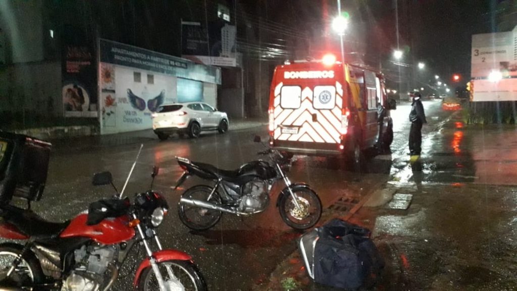 Colisão entre carro e moto mobiliza socorristas do Siate no Centro