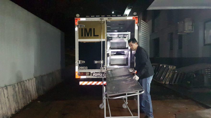 Corpo de idosa vítima de queda de mesmo nível é levado ao IML