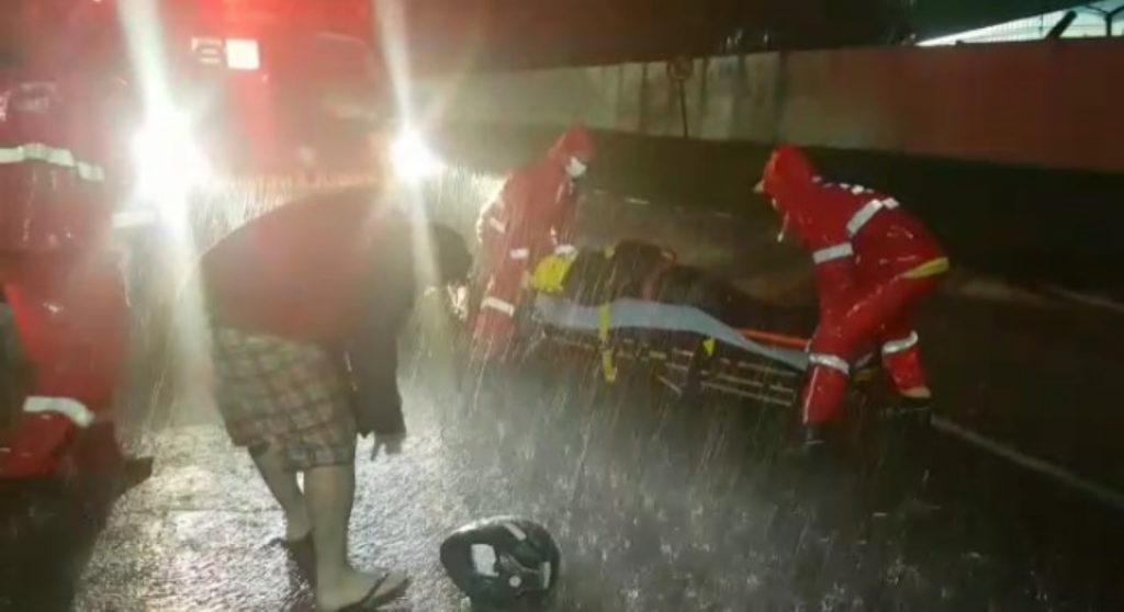 Por conta de enxurrada, motociclista sofre queda na Rua Jacarezinho