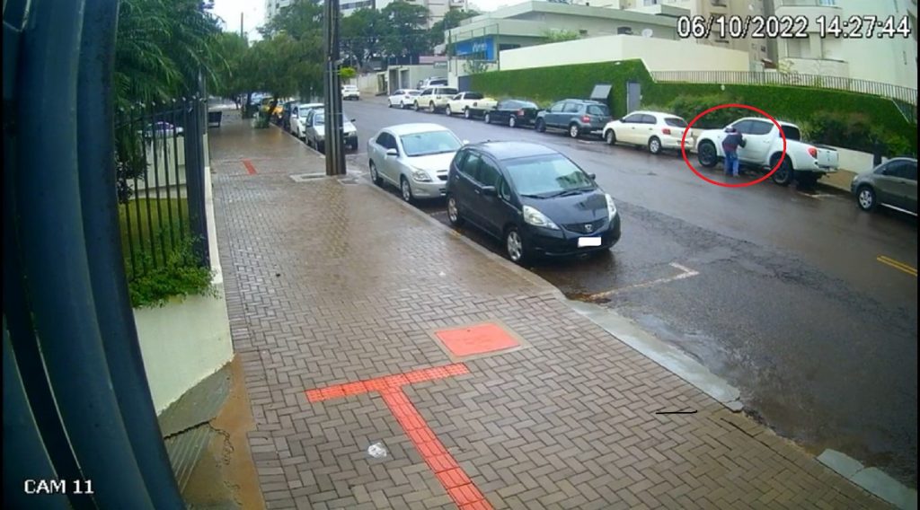 Vídeo: dupla é flagrada por câmeras de segurança furtando caminhonete Triton, no centro de Cascavel