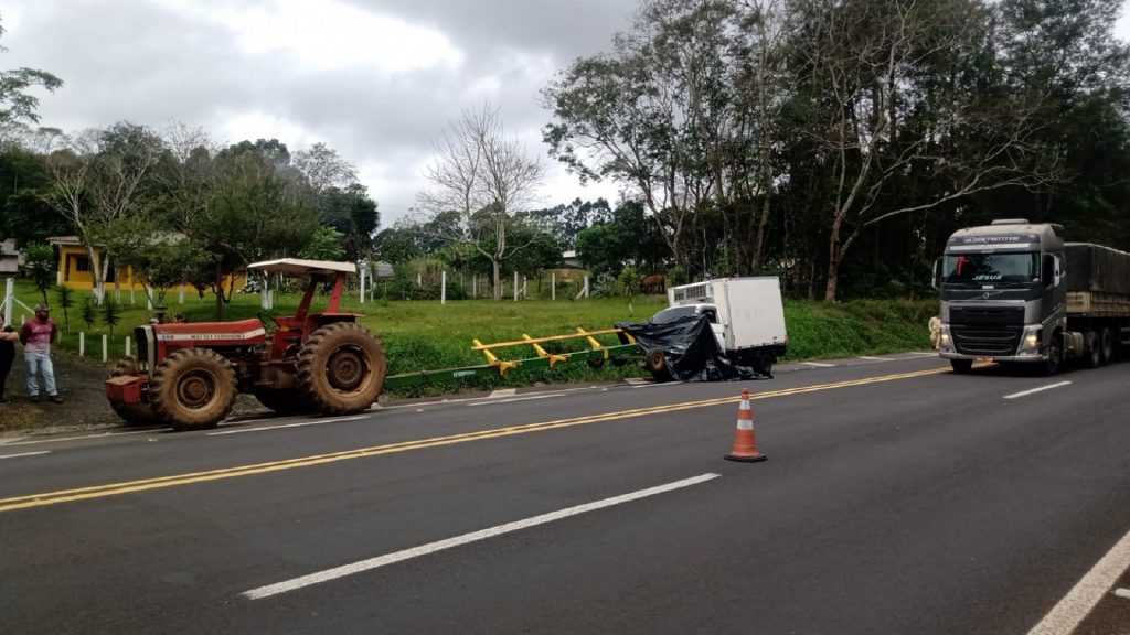 Acidente entre trator e caminhão deixa uma pessoa morta em Ortigueira
