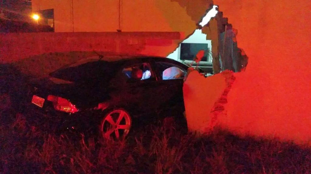 Motorista derruba parede e invade casa em Umuarama