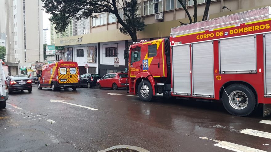 Mulher prensa os dedos em cilindro e tem suspeita de fratura no Centro