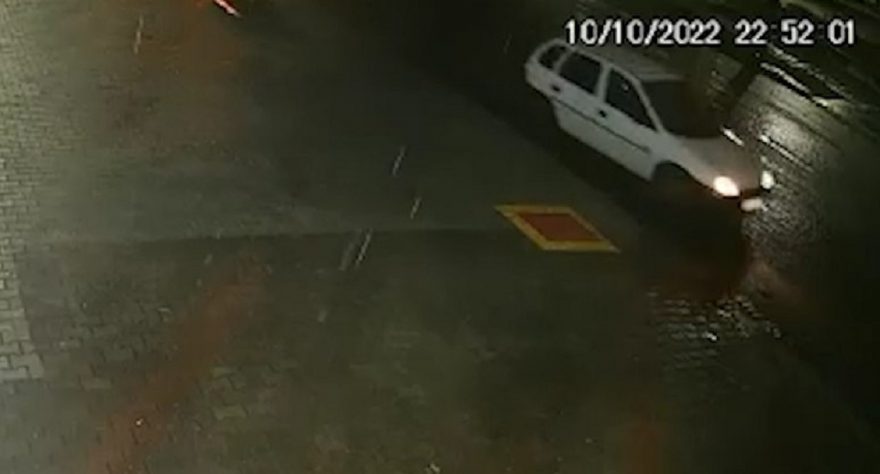 Câmera registra ação de ladrão que furtou Corsa de placas LYT-0D92 no Bairro Parque São Paulo