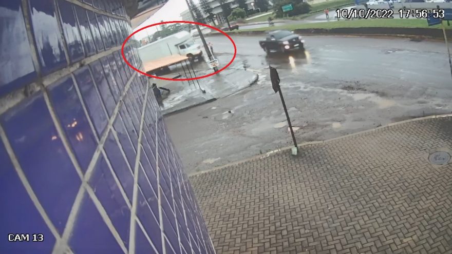 Câmera flagra colisão entre caminhão e bicicleta que deixou mulher ferida no Universitário