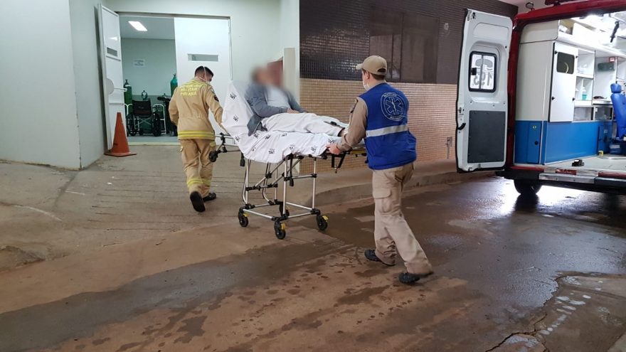 Homem é socorrido pelo Siate após cair e bater a cabeça em supermercado no Santo Onofre