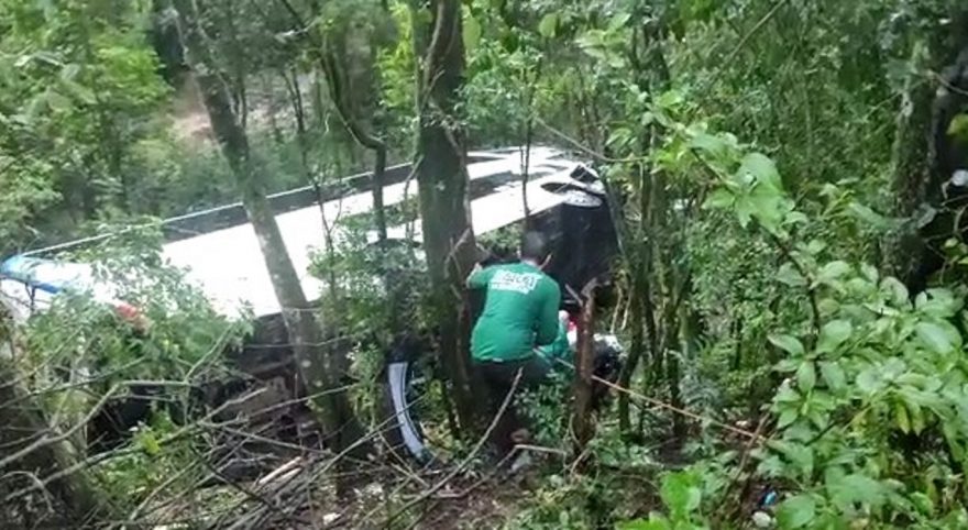 Veículos saem da pista após colisão na BR-277 em Nova Laranjeiras