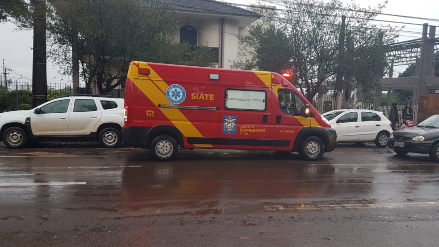 Mulher sofre contusão no joelho e cotovelo após acidente no Centro