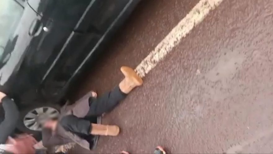 Mulher é atropelada por caminhão na Avenida Carlos Gomes