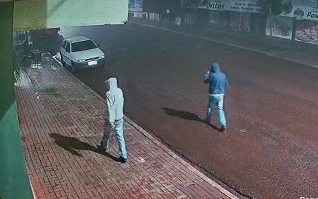 Ladrões abrem carro em segundos e o levam embora empurrando
