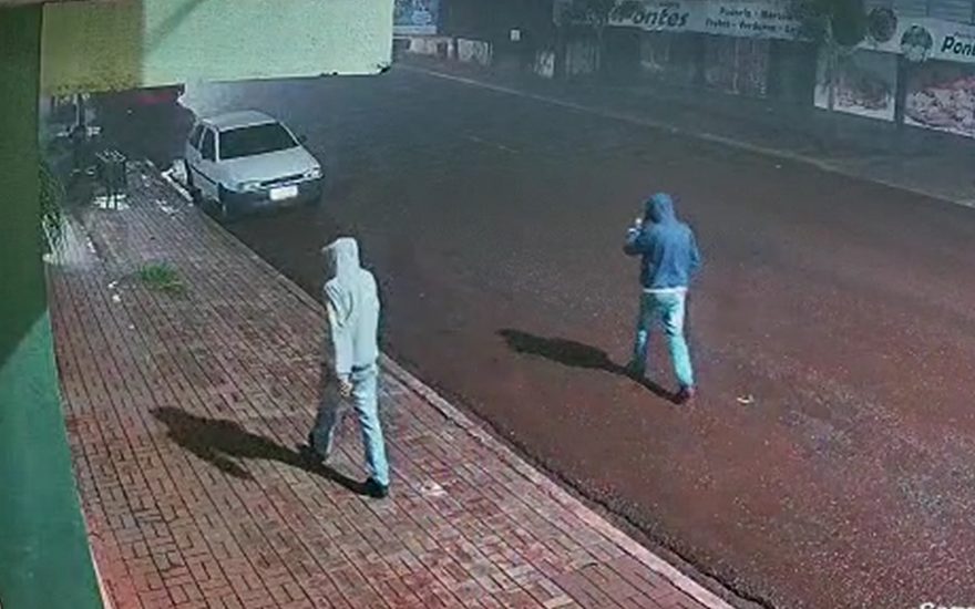 Ladrões abrem carro em segundos e o levam embora empurrando