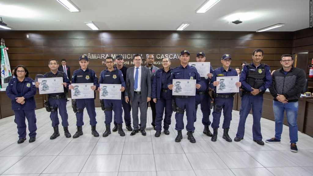 Guardas patrimoniais que atuaram para impedir suicídios recebem homenagem na Câmara de Vereadores
