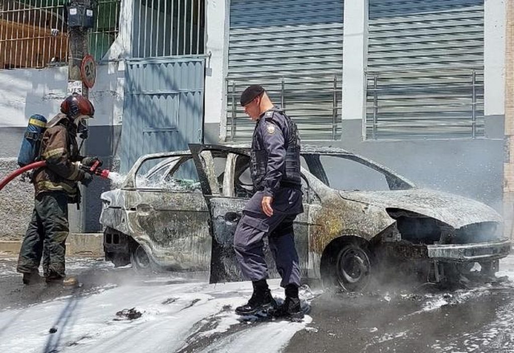 Carro de afiliada do SBT é cercado por criminosos e incendiado em Vitória