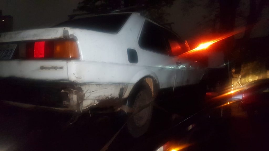 Santana com alerta de furto é encontrado abandonado no Jardim Veneza