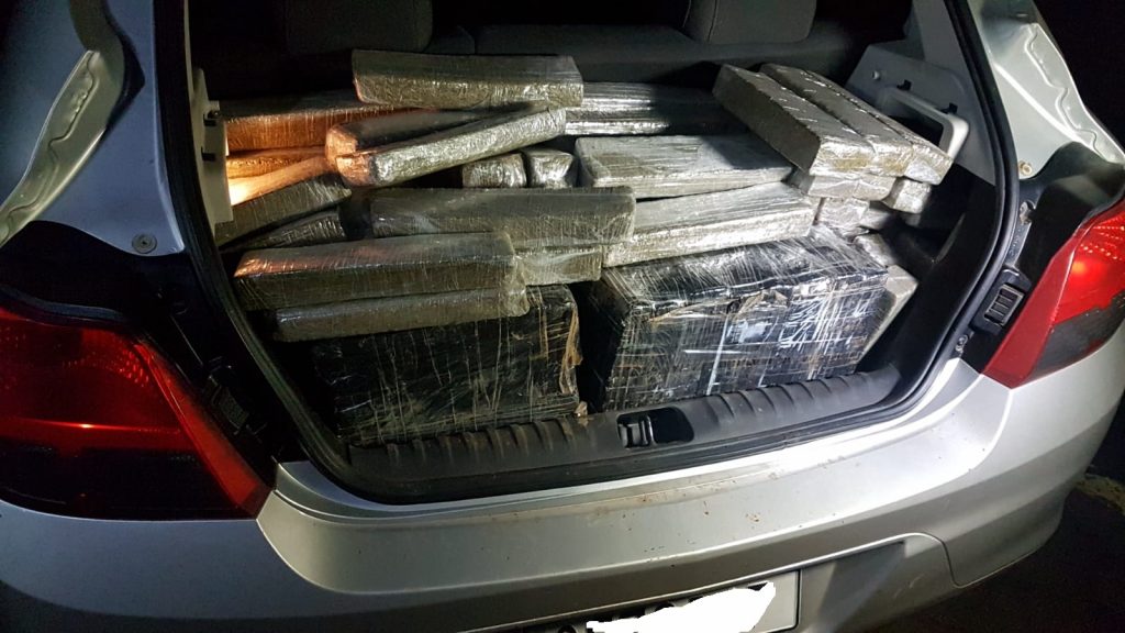 Homem é preso pela PRF após ser flagrado transportando 343 kg de maconha em um Ônix, no Trevo Cataratas