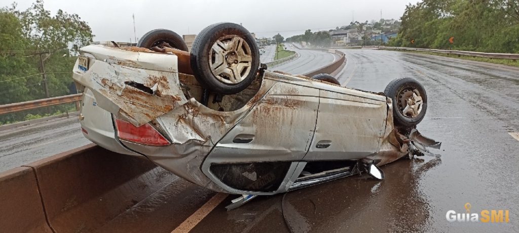 Carro capota após aquaplanar na BR-277 em São Miguel do Iguaçu