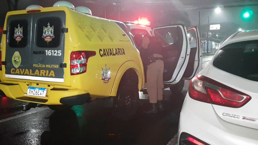Condutor de Cruze flagrado em direção perigosa pela Cavalaria é encaminhado à delegacia