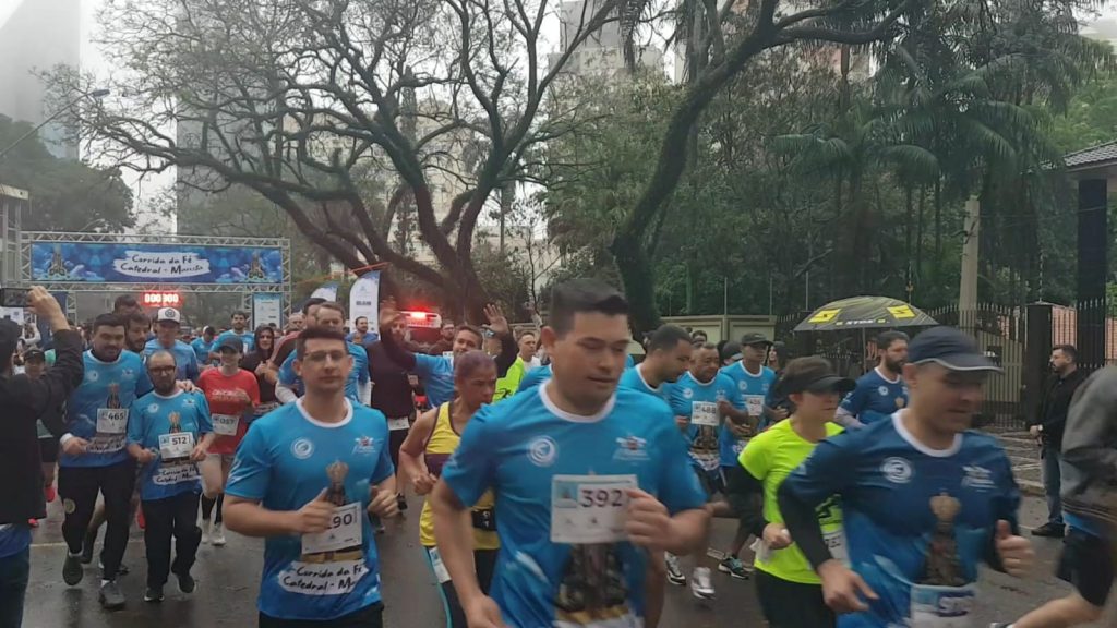 1ª edição da Corrida da Fé reúne milhares de atletas e fiéis em Cascavel