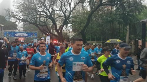 1ª edição da Corrida da Fé reúne milhares de atletas e fiéis em Cascavel Imagem referente a 1ª edição da Corrida da Fé reúne milhares de atletas e fiéis em Cascavel