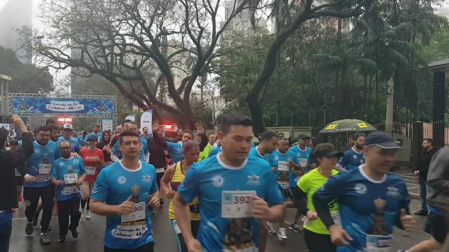 1ª edição da Corrida da Fé reúne milhares de atletas e fiéis em Cascavel