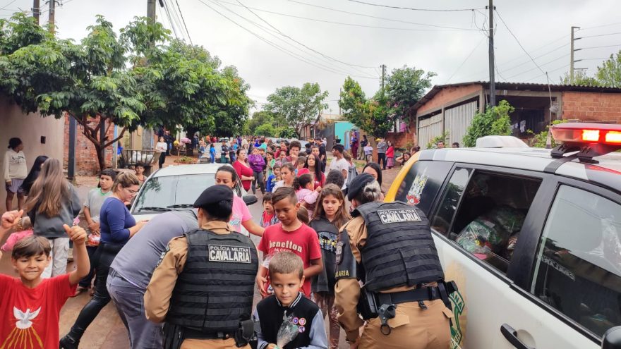 Equipes da Cavalaria com apoio de empresários realizam entrega de doces neste dia das crianças