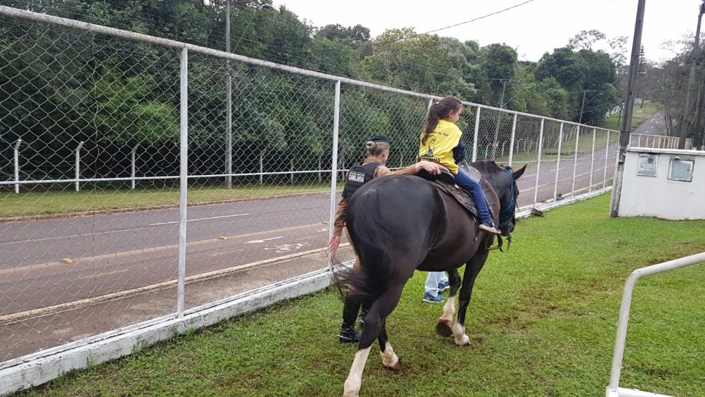 Cavalaria realiza passeio a cavalo com crianças