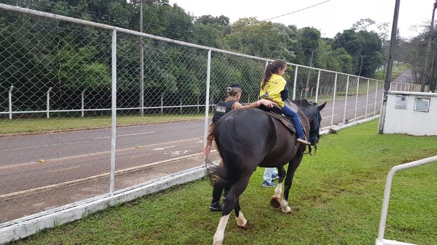 Cavalaria realiza passeio a cavalo com crianças