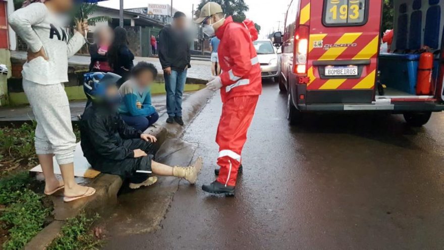 Motociclista de 23 anos sofre suspeita de fratura após colisão no XIV de Novembro