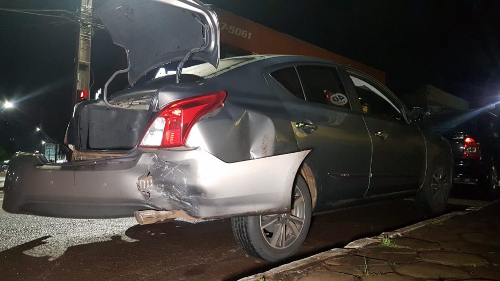 Colisão traseira deixa veículos danificados no Bairro São Cristóvão