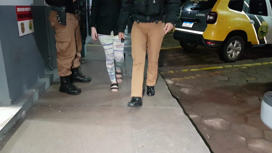 Mulher é encaminhada à delegacia acusada de agredir o companheiro, no Bairro Cancelli