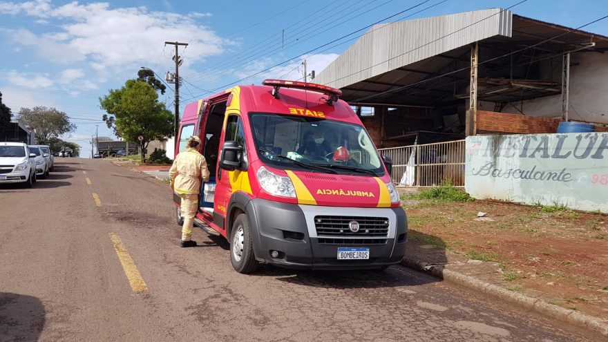 Mulher fica ferida ao sofrer queda de motocicleta no Bairro Cataratas