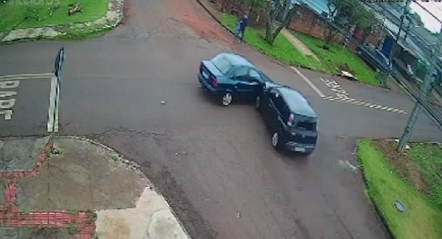 Câmera flagra forte batida no Bairro Cascavel Velho; condutor do Corsa fugiu do local